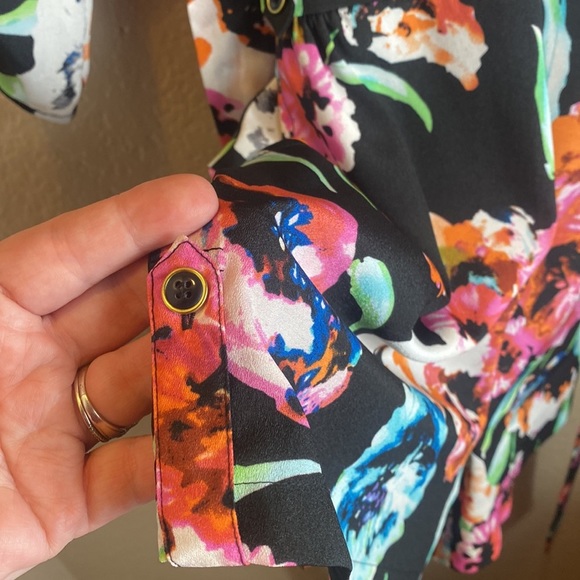 yumi Kim x revolve Liz romper black floral half sleeve w tab buttons v neck - Picture 14 of 16